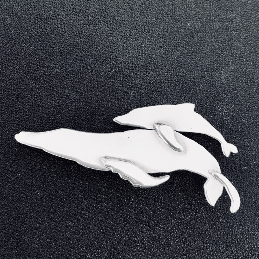 Sterling silver humpbacked whale and baby brooch